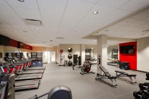 une salle de sport avec de nombreux tapis roulants et machines dans l'établissement Tru by Hilton Pflugerville, TX, à Pflugerville