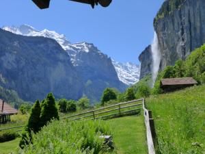 ラウターブルンネンにあるChalet Chalet am Schärm by Interhomeの山滝の眺望