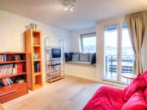 uma sala de estar com um sofá e uma janela em Apartment Les Marinas-6 by Interhome em Deauville