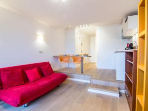 O zonă de relaxare la Apartment Les Marinas-6 by Interhome