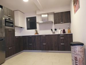 a kitchen with wooden cabinets and a window at Apartment Market Square in Cardona