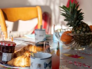 uma mesa com um prato de comida e uma taça de fruta em Holiday Home Les Dunes-1 by Interhome em Quiberon