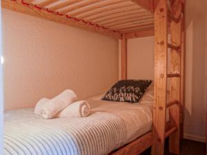 Studio Les Tommeuses - Val Claret-28 by Interhome في تينيِ: غرفة نوم مع سرير بطابقين مع المناشف عليها