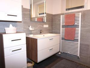 Fotografie z fotogalerie ubytování Apartment Walzthöni by Interhome v destinaci Wenns