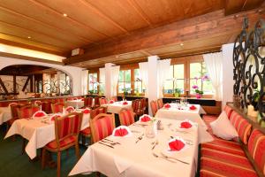 Reštaurácia alebo iné gastronomické zariadenie v ubytovaní Familienhotel Kleinwalsertal