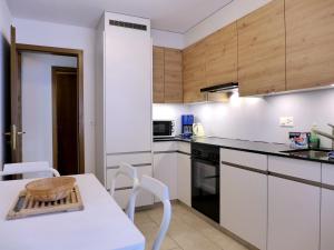 Virtuvė arba virtuvėlė apgyvendinimo įstaigoje Apartment Ahorni by Interhome