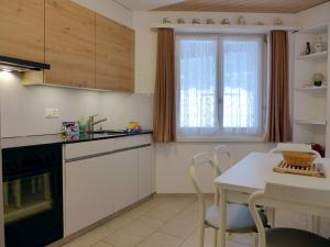 Virtuvė arba virtuvėlė apgyvendinimo įstaigoje Apartment Ahorni by Interhome