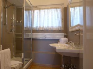 uma casa de banho com um lavatório e um chuveiro em Apartment Chesa Cripels I by Interhome em St. Moritz