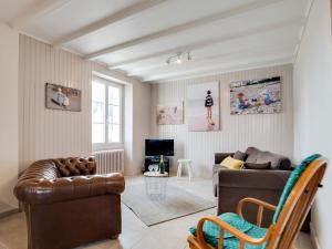 uma sala de estar com um sofá e uma cadeira em Holiday Home Kerhel by Interhome em Saint-Pierre-Quiberon