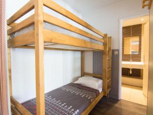 - une chambre avec 2 lits superposés dans l'établissement Apartment Le Curling A-8 by Interhome, à Tignes