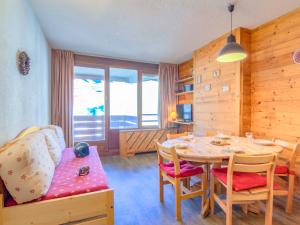 een keuken en eetkamer met een tafel en stoelen bij Apartment Le Curling A - Val Claret-8 by Interhome in Tignes