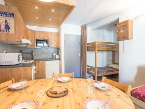 een keuken en eetkamer met een houten tafel bij Apartment Le Curling A - Val Claret-8 by Interhome in Tignes +12 foto's
