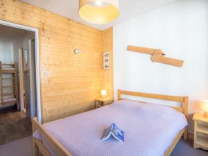 - une chambre avec un lit doté d'un oriel bleu dans l'établissement Apartment Le Curling A-8 by Interhome, à Tignes