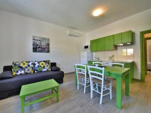 Kuchyň nebo kuchyňský kout v ubytování Apartment Val-1 by Interhome