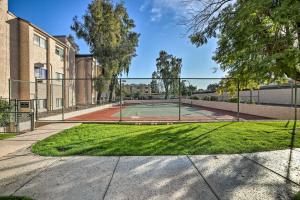 Fasilitas tenis dan/atau squash di Scottsdale Condo with Patio, Pool and Hot Tub Access!