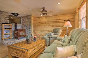 een woonkamer met een bank en stoelen en een open haard bij Duck Creek Village Cabin Ski, Hike and Fish! in Duck Creek Village