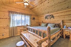 ein Schlafzimmer mit einem Bett in einer Blockhütte in der Unterkunft Duck Creek Village Cabin Ski, Hike and Fish! in Duck Creek Village