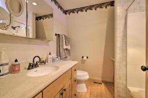 ein Badezimmer mit Waschbecken, Toilette und Dusche in der Unterkunft Duck Creek Village Cabin Ski, Hike and Fish! in Duck Creek Village + 17 Fotos