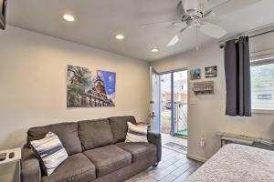 奥本Welcoming Auburn Studio - 1 Block to Campus!的带沙发和吊扇的客厅