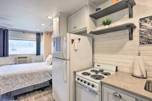 奥本Welcoming Auburn Studio - 1 Block to Campus!的厨房配有白色冰箱和炉灶