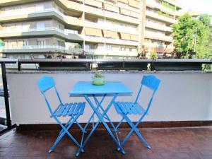 ミラノにあるApartment Isola delle Abbadesse by Interhomeの青いテーブルとバルコニー(椅子2脚付)