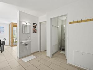 クルヴァルデンにあるApartment Hemmadi by Interhomeのバスルーム(シャワー、シンク、鏡付)