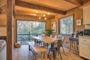 Cabaña con cocina y comedor con mesa y sillas en Upscale Twain Harte Cabin with 2-Level Deck!, en Twain Harte
