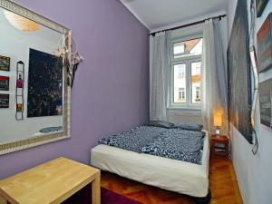 ウィーンにあるApartment Tichy by Interhomeの小さなベッドルーム(ベッド1台、窓付)