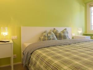 サンモリッツにあるチェーザ ラ ソリヴァの緑豊かなベッドルーム(プライドシーツと枕付きのベッド1台付)