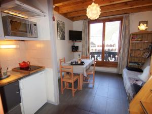 cocina y comedor con mesa y ventana en Apartment Le Triolet-8 by Interhome, en Chamonix-Mont-Blanc