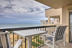 Emerald Isle Condo with Direct Access to Ocean!的阳台或露台