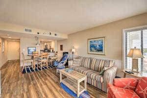 een woonkamer met een bank en een tafel bij Emerald Isle Condo with Direct Access to Ocean! in Emerald Isle