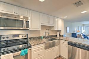 Emerald Isle Condo with Direct Access to Ocean!的厨房或小厨房