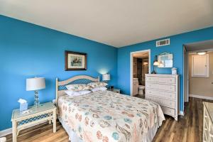 Emerald Isle Condo with Direct Access to Ocean!客房内的一张或多张床位