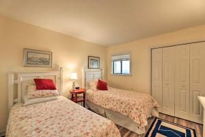 Emerald Isle Condo with Direct Access to Ocean!客房内的一张或多张床位