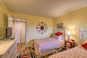 Emerald Isle Condo with Direct Access to Ocean!客房内的一张或多张床位