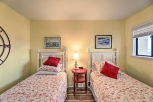 Emerald Isle Condo with Direct Access to Ocean!客房内的一张或多张床位