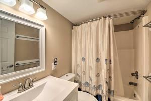Emerald Isle Condo with Direct Access to Ocean!的一间浴室