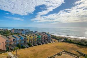 Loftmynd af Emerald Isle Condo with Direct Access to Ocean!