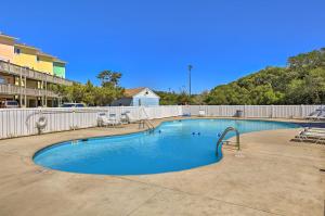Emerald Isle Condo with Direct Access to Ocean!内部或周边的泳池