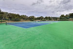 Emerald Isle Condo with Direct Access to Ocean!内部或周边的网球和/或壁球设施
