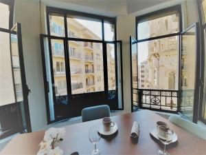 jadalnia ze stołem i widokiem na budynek w obiekcie Apartamentos Vega by gaiarooms w Salamance