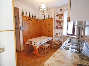 ティニャーレにあるApartment Adalgisa-5 by Interhomeの部屋の隅にテーブル付きのキッチンが備わります。