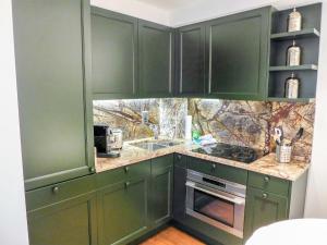 Kuchyň nebo kuchyňský kout v ubytování Apartment Chesa Sonnalpine B 52 by Interhome