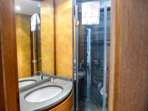 Koupelna v ubytování Apartment Chesa Sonnalpine B 52 by Interhome