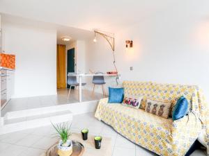 ein Wohnzimmer mit einem Sofa und einem Tisch in der Unterkunft Studio Les Marinas-8 by Interhome in Deauville
