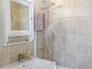 W łazience znajduje się prysznic i umywalka. w obiekcie Apartment Village Marin-16 by Interhome w mieście La Foux