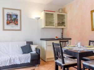 salon ze stołem i kanapą w obiekcie Apartment Village Marin-16 by Interhome w mieście La Foux