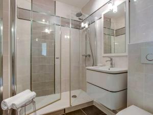 Kúpeľňa v ubytovaní Studio Les Trois Iles-2 by Interhome