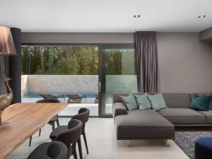 ein Wohnzimmer mit einem Sofa und einem Tisch in der Unterkunft Holiday Home Oliva 2 by Interhome in Pelegrin